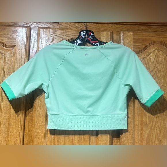 Fabletics Avah Color Block Cut Off Sleeve Crop Top Green Medium - Picture 4 of 7